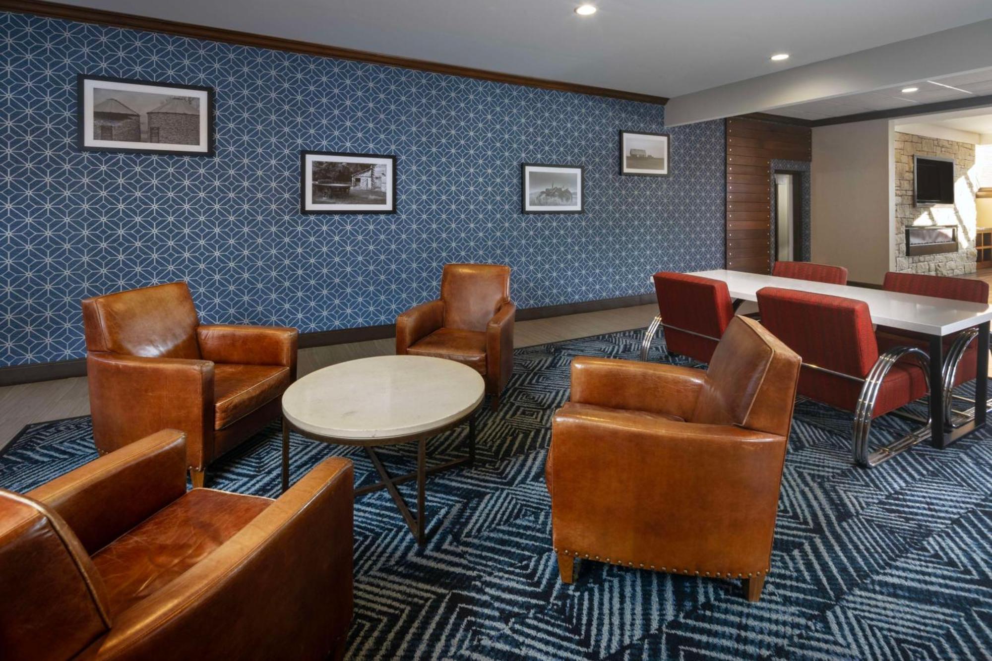 Doubletree By Hilton Manhattan, Ks Exterior foto