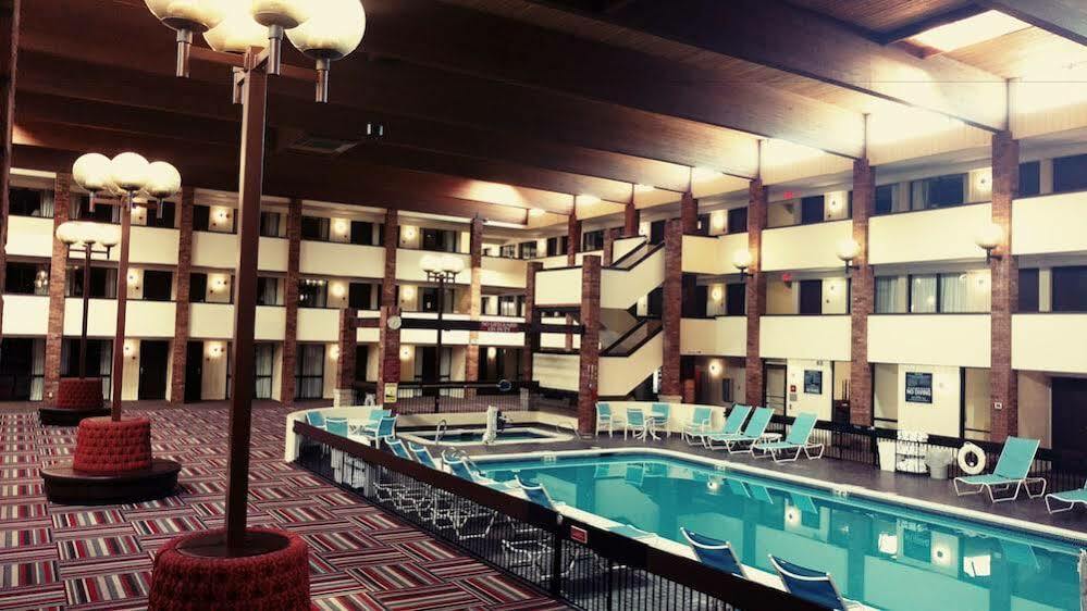 Doubletree By Hilton Manhattan, Ks Exterior foto